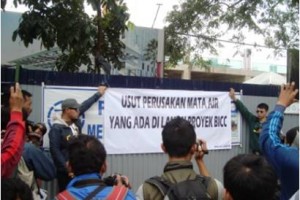 Menempel Spanduk di Proyek Hotel Pullman